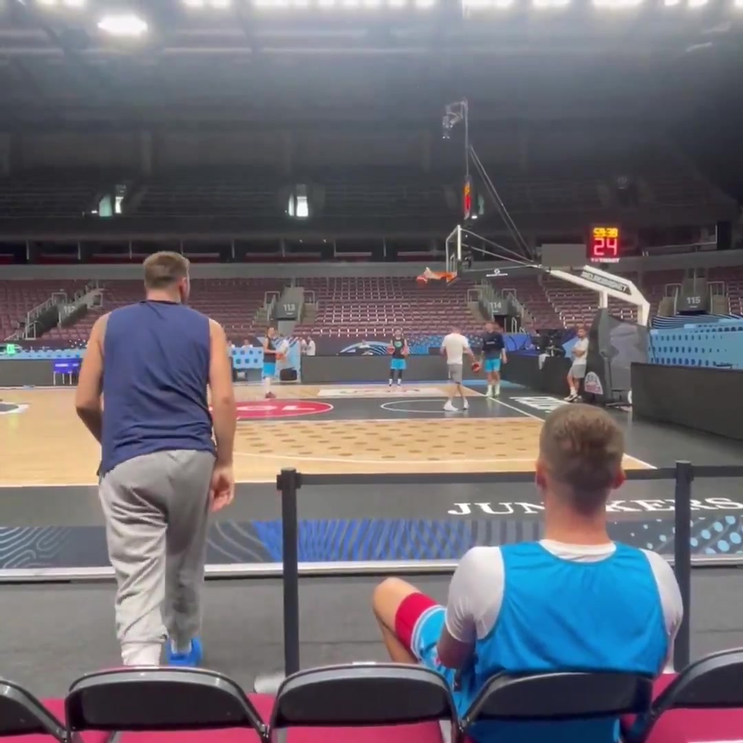 各种玩儿！东契奇坐替补席命中超远三分后又在球员通道前投进三分